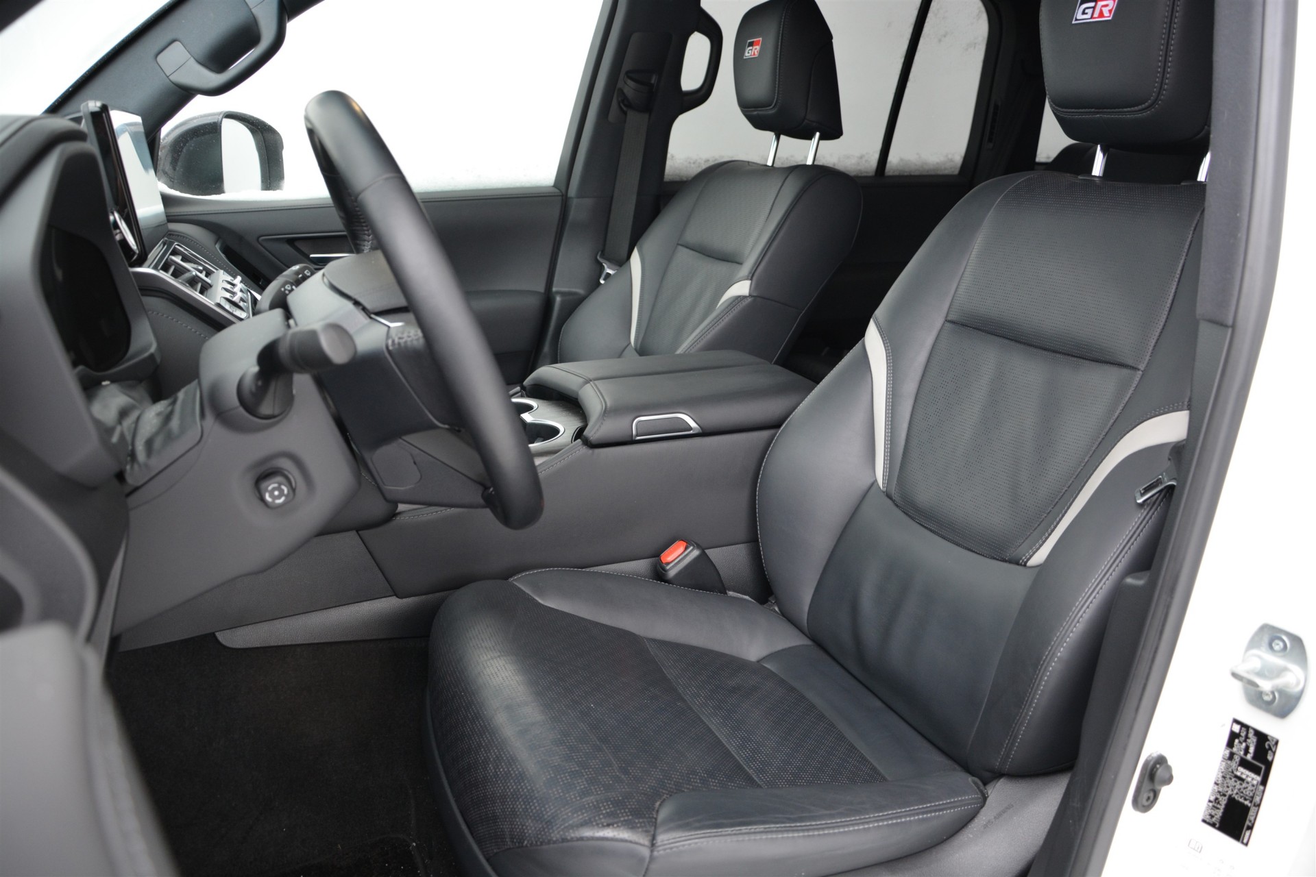 TOYOTA Land Cruiser 300 GR 3