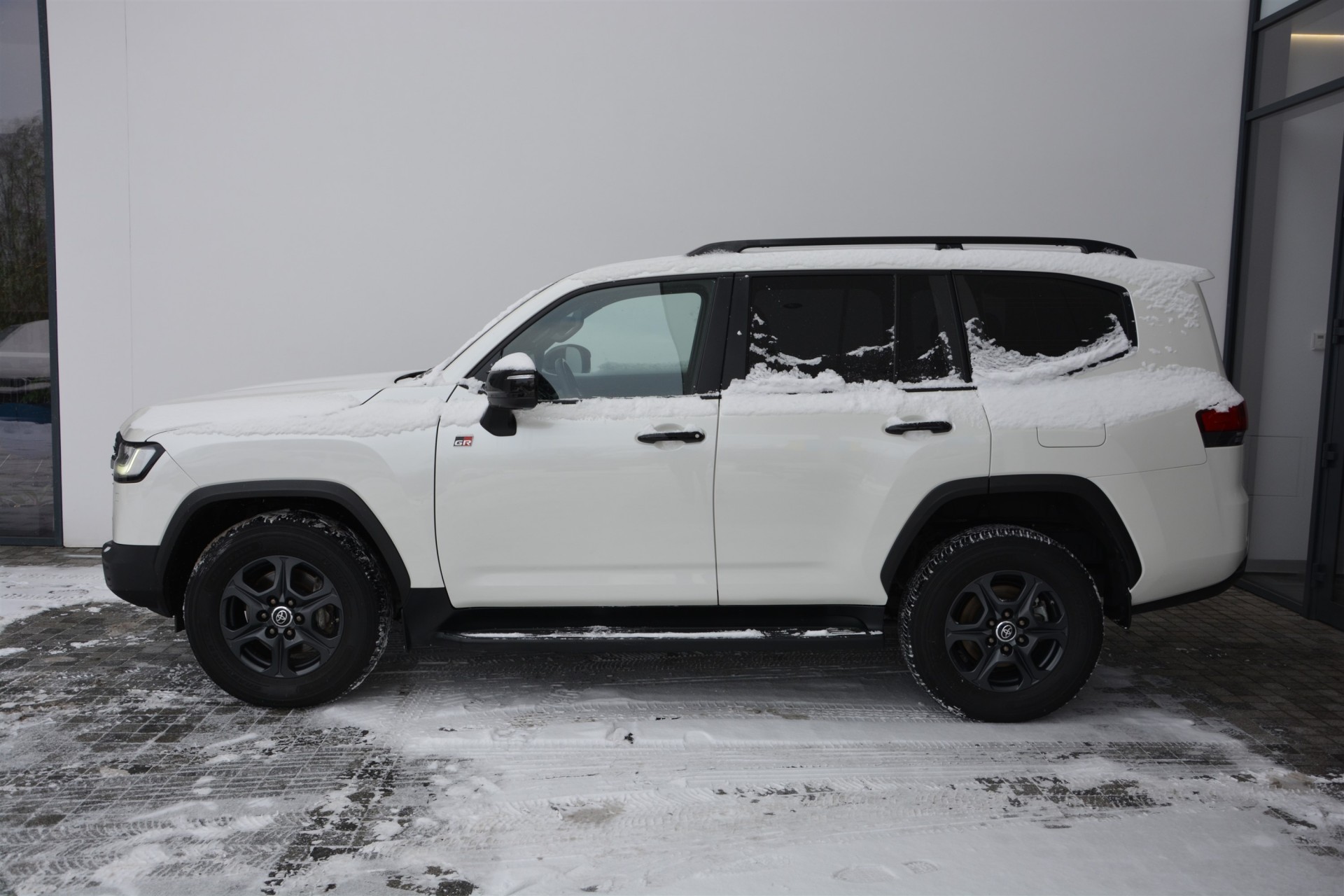 TOYOTA Land Cruiser 300 GR 1