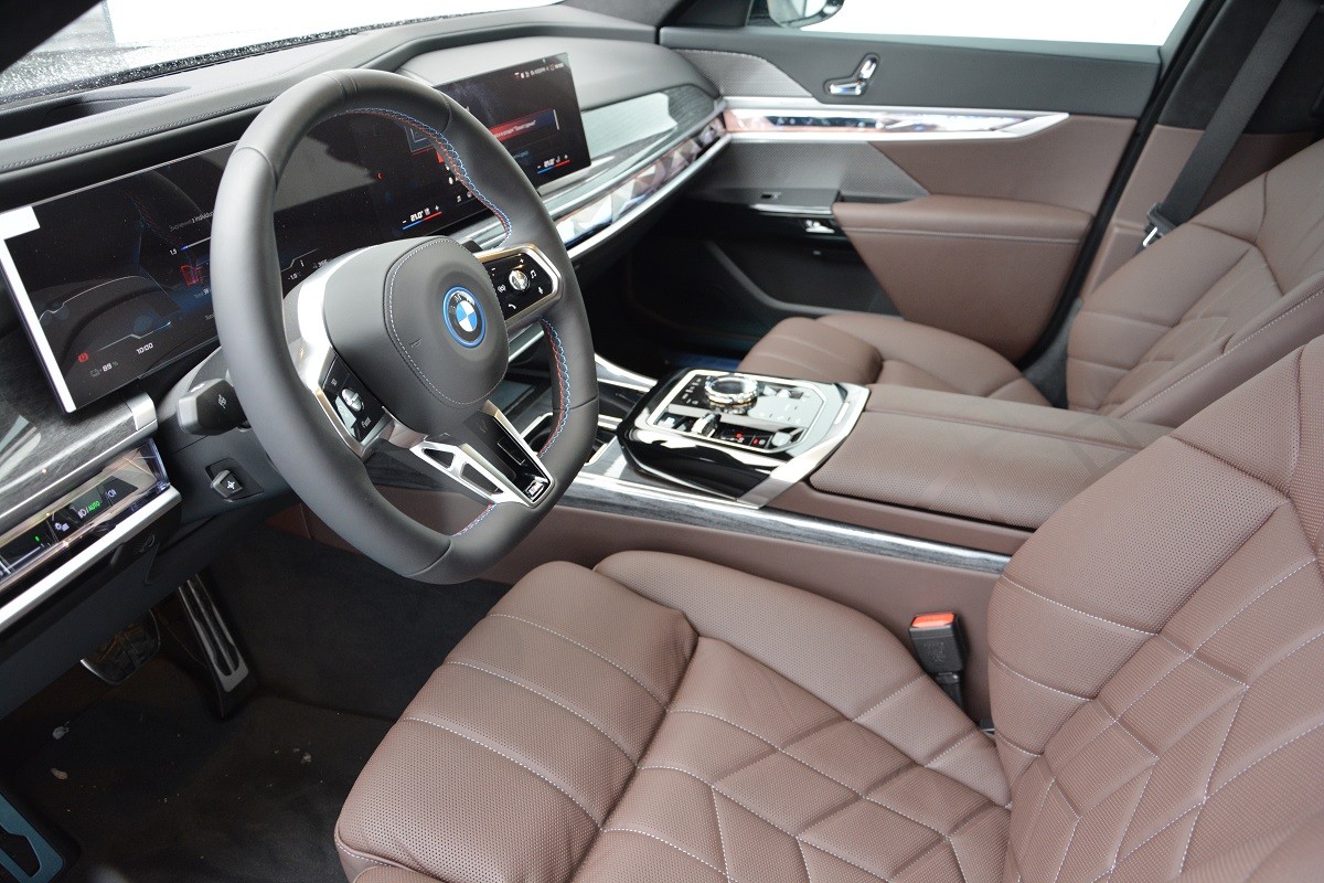 BMW i7 M70 4