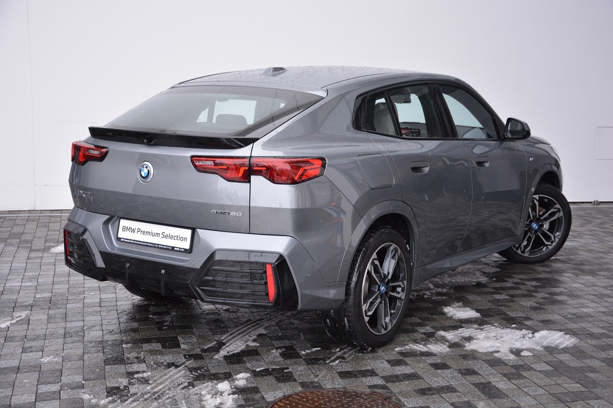 BMW iX2 eDrive20 2
