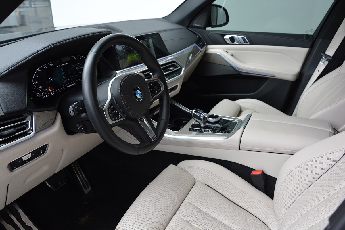 BMW X5 M50i 4