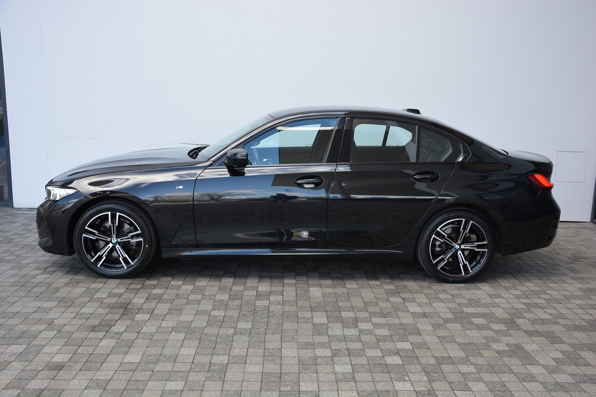 BMW 3 Series 320i 1