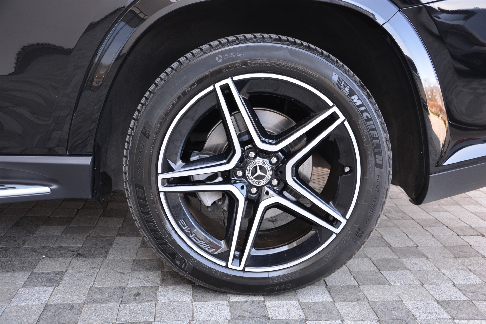 MERCEDES-BENZ GLS 400d 9