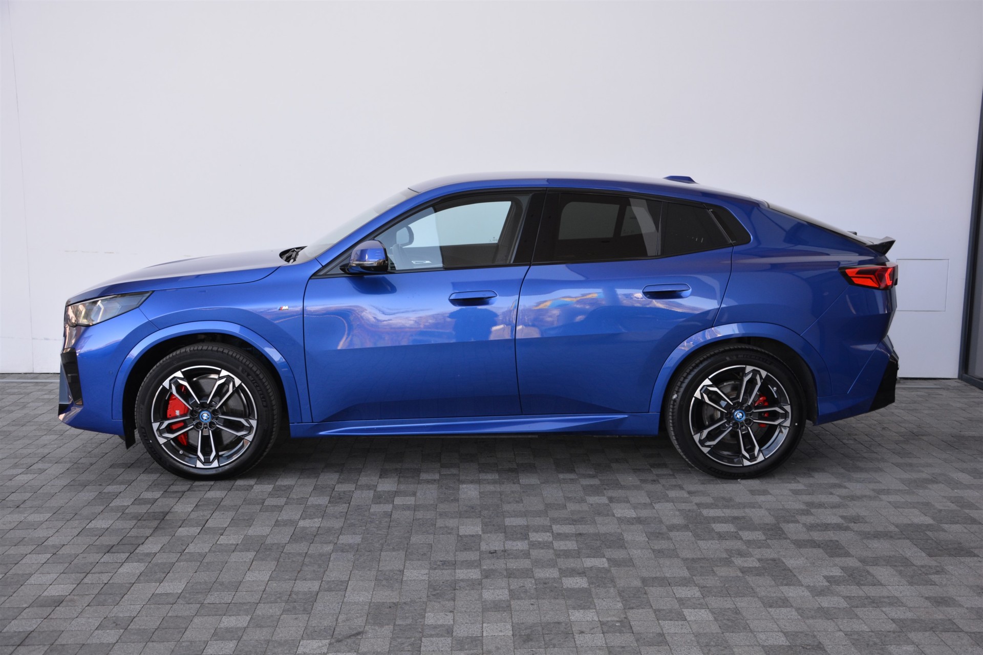 BMW iX2 xDrive30 1