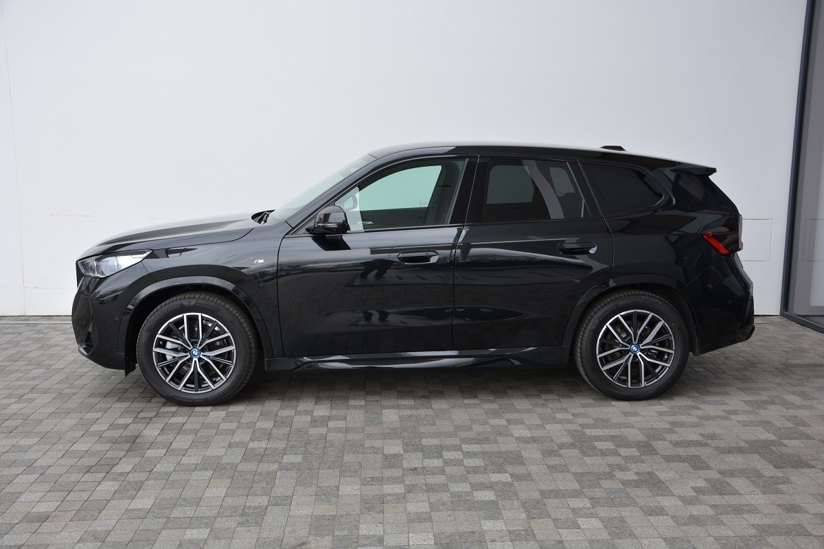 BMW iX1 xDrive30 1