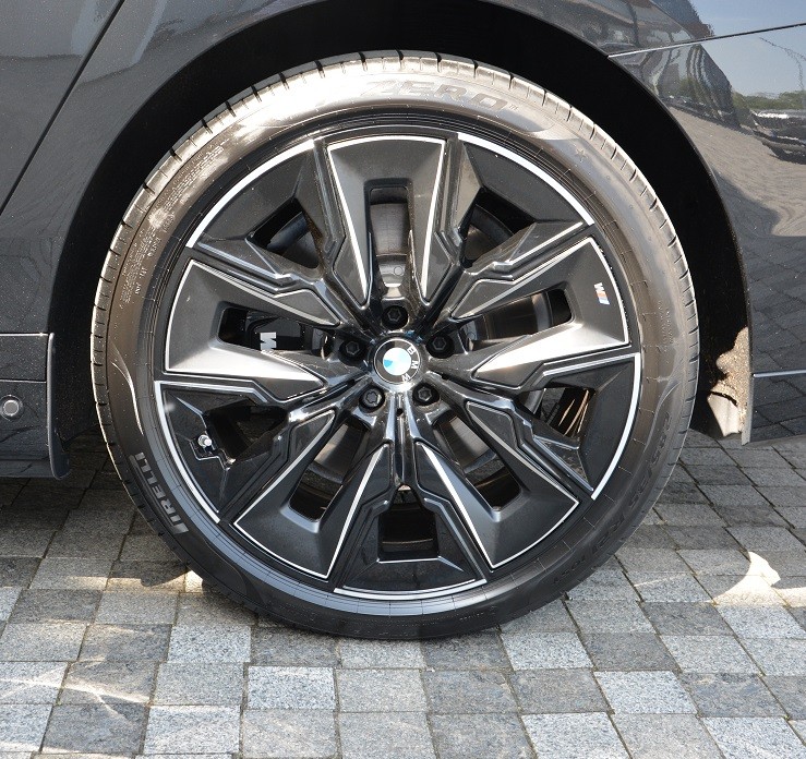 BMW i7 M70 9