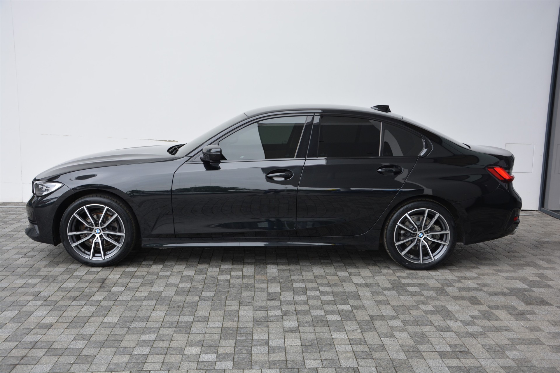 BMW 3 Series 320i 1