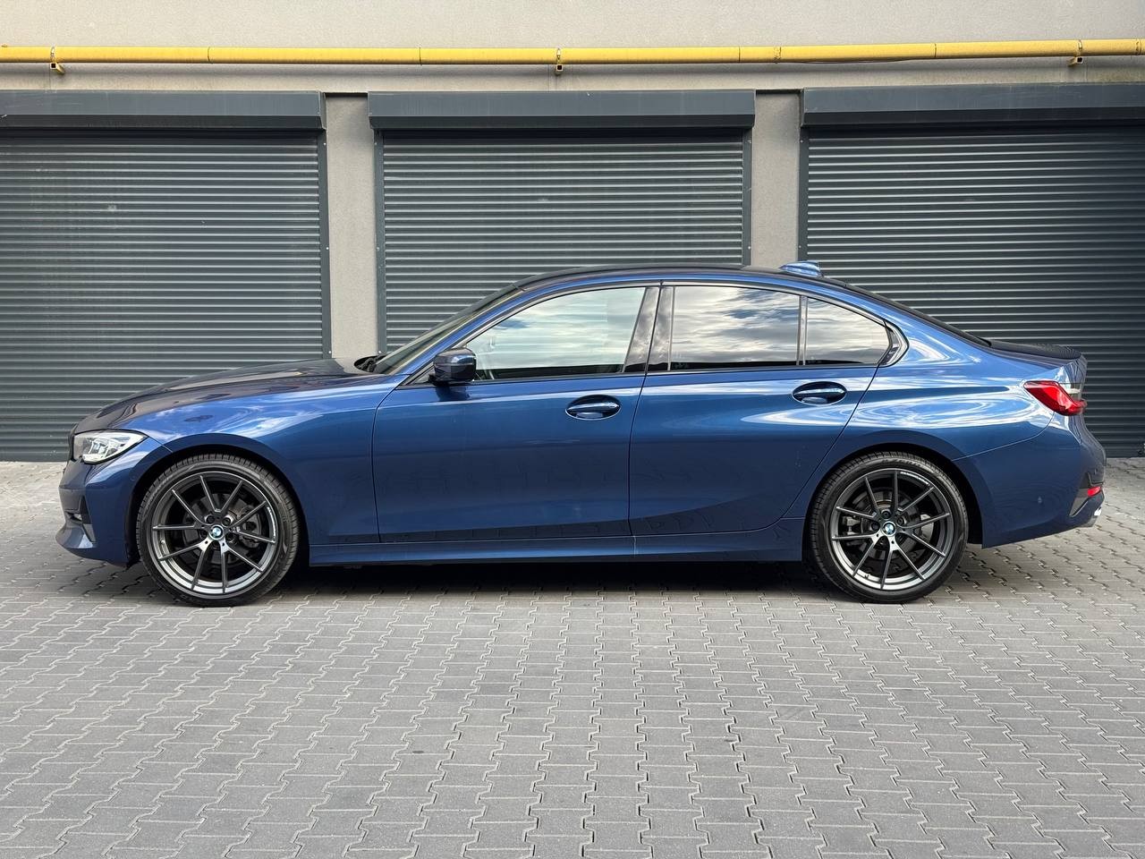 BMW 3 Series 320i 1