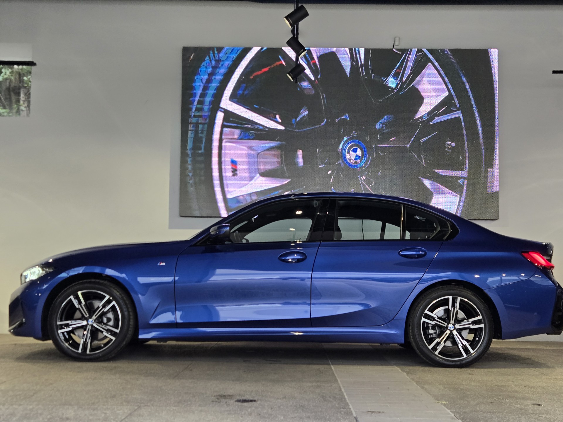 BMW 3 Series 320i 3