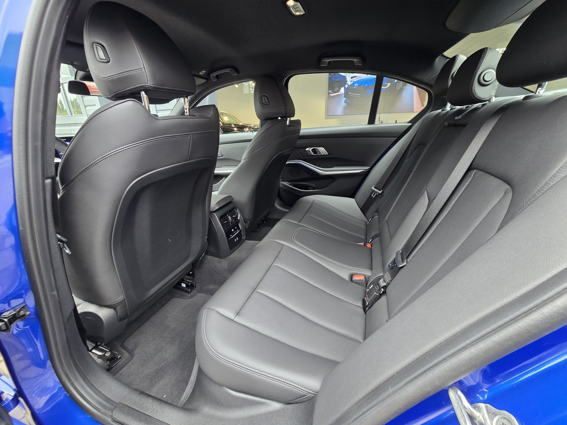 BMW 3 Series 320i 8