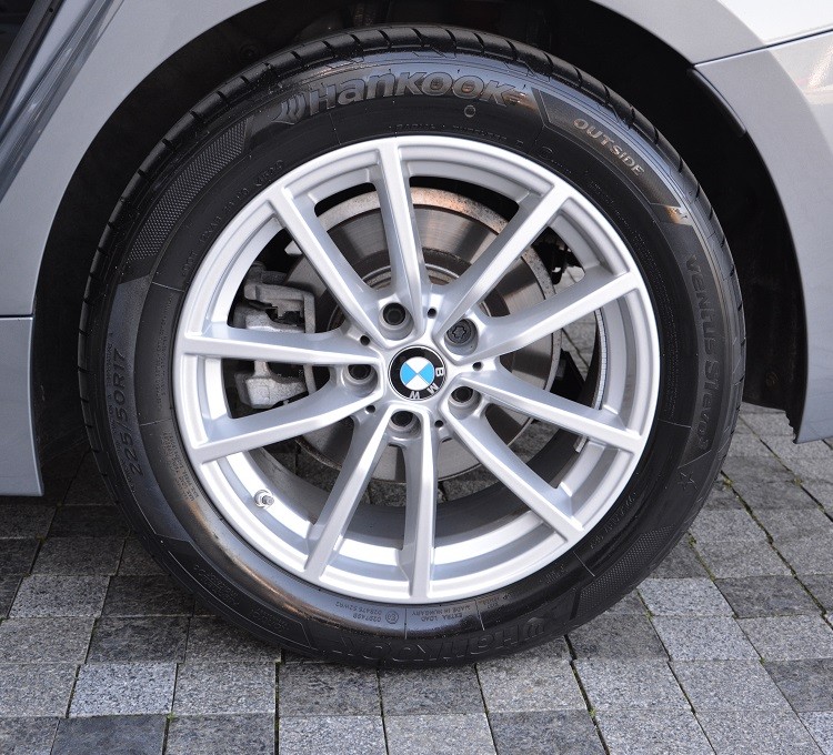 BMW 3 Series 320i 9