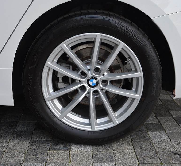 BMW 3 Series 320i 9