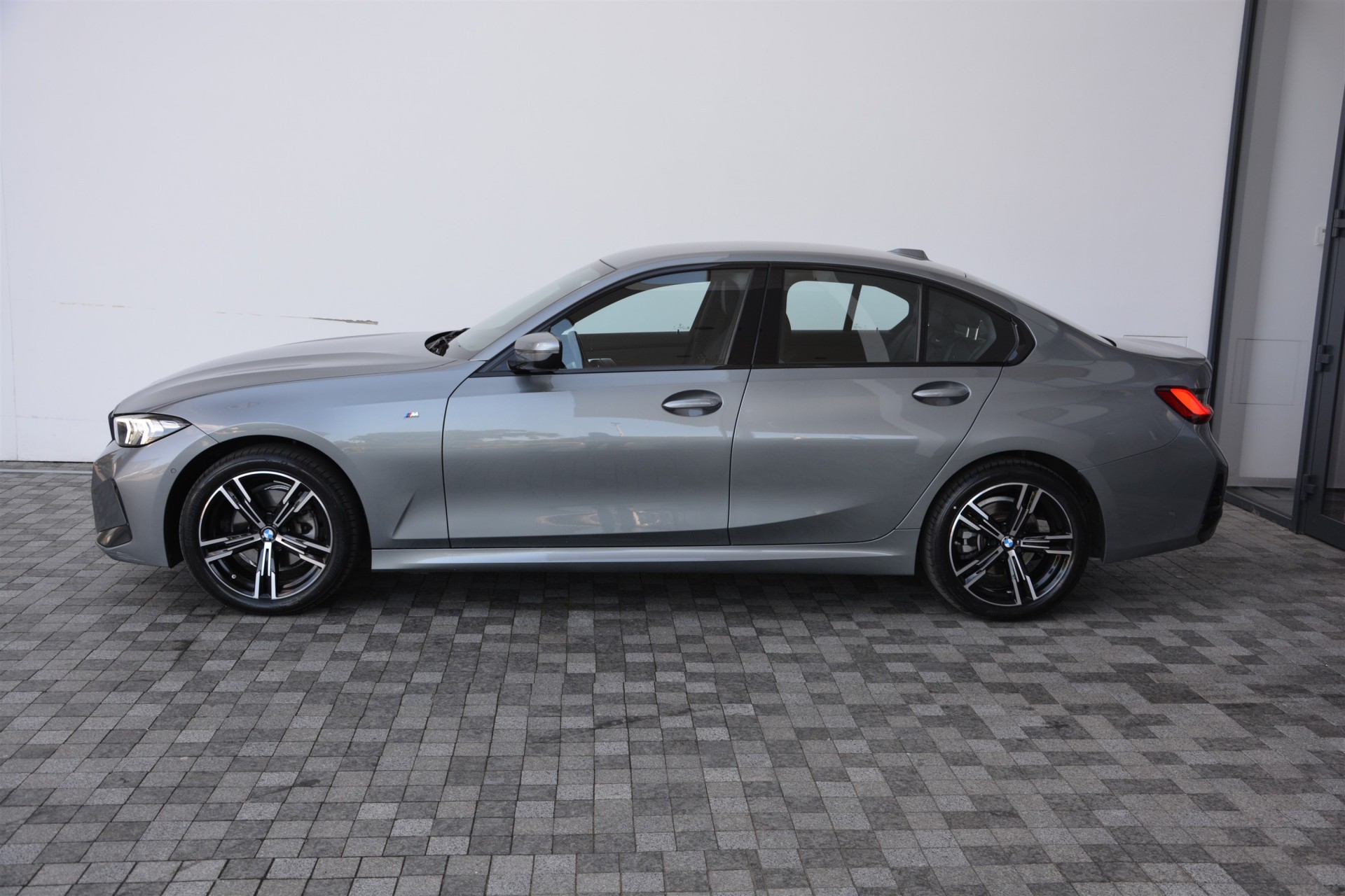 BMW 3 Series 320i 1