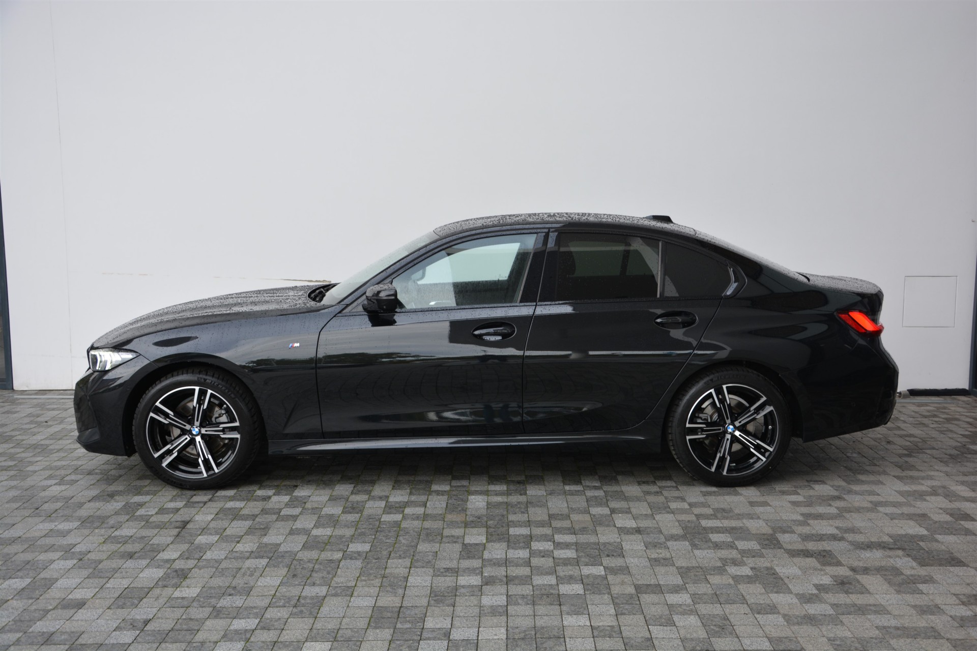 BMW 3 Series 320i 1