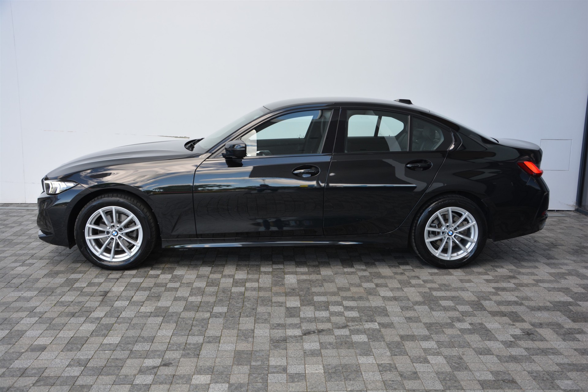 BMW 3 Series 320i 1